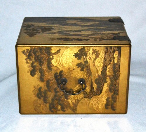 Gold lacquer box. Kobako. Chrysanthemum decoration, Japan Edo period - 