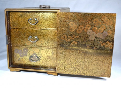 19th century - Gold lacquer box. Kobako. Chrysanthemum decoration, Japan Edo period