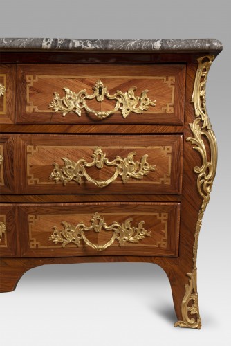 Commode Louis XV en bois de rose et de violette - Costermans Antiquités