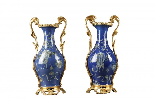 Paire de vases balustre Kangxi à monture bronze Louis XV