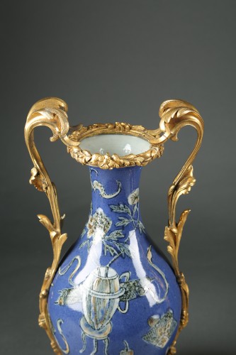 Paire de vases balustre Kangxi à monture bronze Louis XV - Céramiques, Porcelaines Style Louis XV