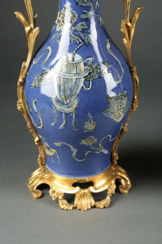 Céramiques, Porcelaines  - Paire de vases balustre Kangxi à monture bronze Louis XV