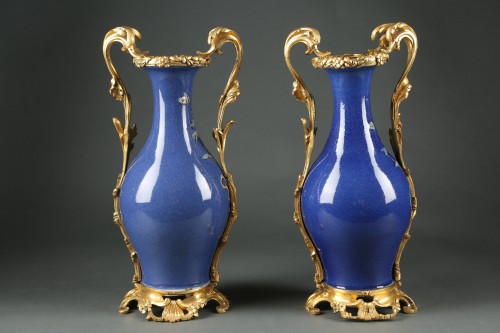 XVIIIe siècle - Paire de vases balustre Kangxi à monture bronze Louis XV