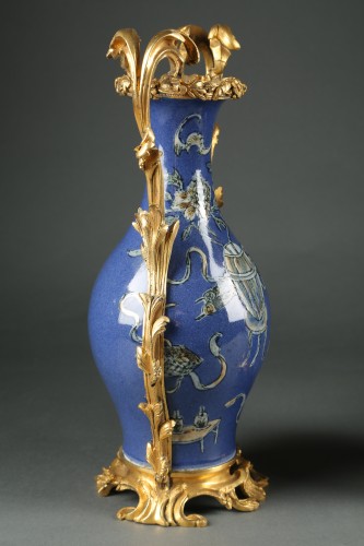 Paire de vases balustre Kangxi à monture bronze Louis XV - Louis XV