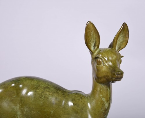 Sculpture  - Deer in bronze by Raymond de Meester de Betzenbroeck (1904 - 1995)