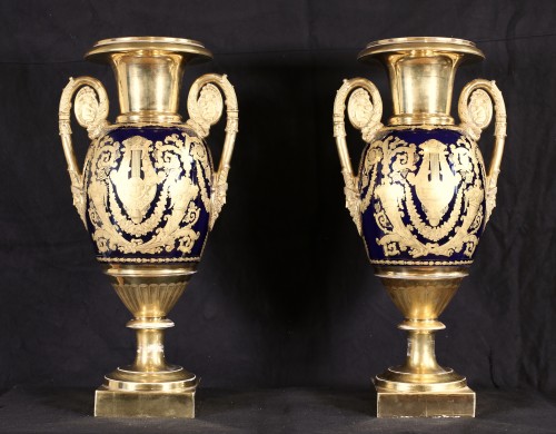 Céramiques, Porcelaines  - Paire de vases Empire en porcelaine de la Manufacture Dihl