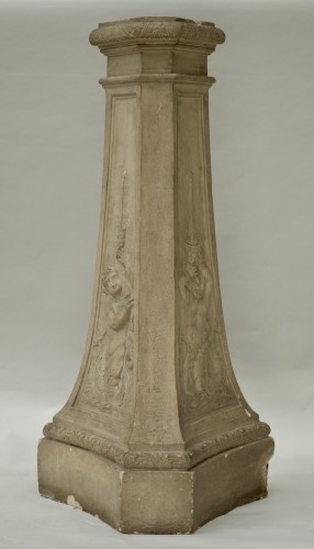 XVIIe siècle - Piédestal Louis XIV aux tritons en pierre sculptée