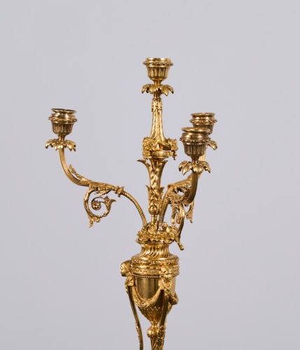 XVIIIe siècle - Paire de candélabres Louis XVI en bronze ciselé et doré