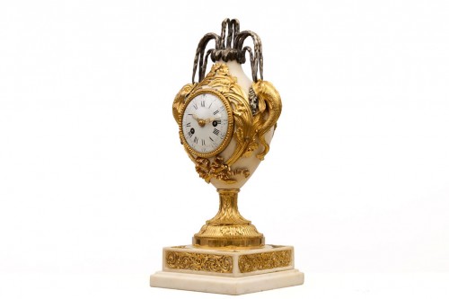 Pendule Louis XVI aux dauphins, mouvement de Noël Leroy - Horlogerie Style Louis XVI