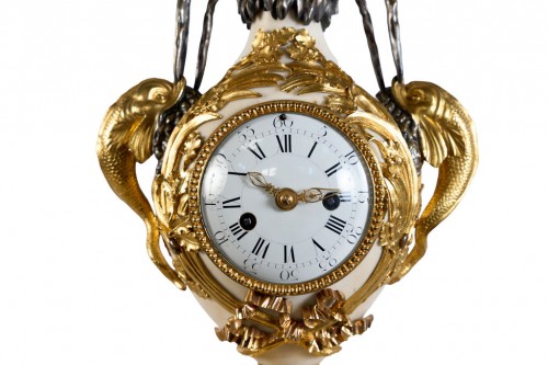 Pendule Louis XVI aux dauphins, mouvement de Noël Leroy - Costermans Antiquités