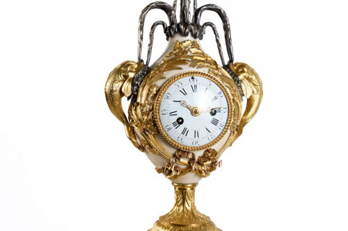Pendule Louis XVI aux dauphins, mouvement de Noël Leroy - Louis XVI