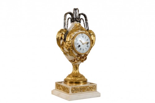 Louis XVI - Pendule Louis XVI aux dauphins, mouvement de Noël Leroy