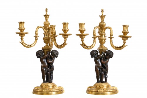 Luminaires Bougeoirs et Chandeliers - Paire de candélabres à trois bras et putti d'après Jean-Louis Prieur