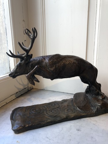Antiquités - Deer jumping above water - Patrick Allain (1953-)