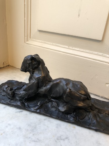 Lionne au repos, Patrick Villas (né en 1961) - Sculpture Style 