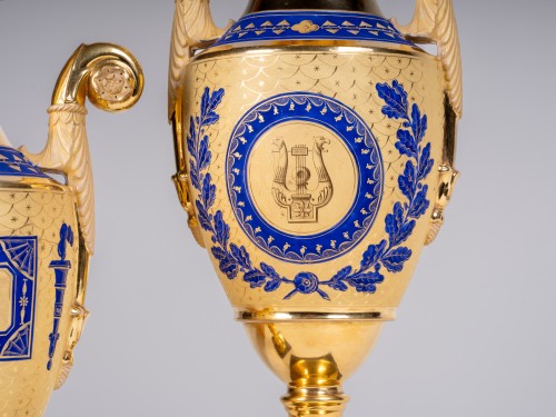 Céramiques, Porcelaines  - Paire de vases d'époque Empire en porcelaine de Paris