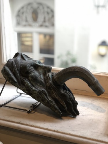 Antiquités - Bouche de fontaine en bronze, masque de Neptune