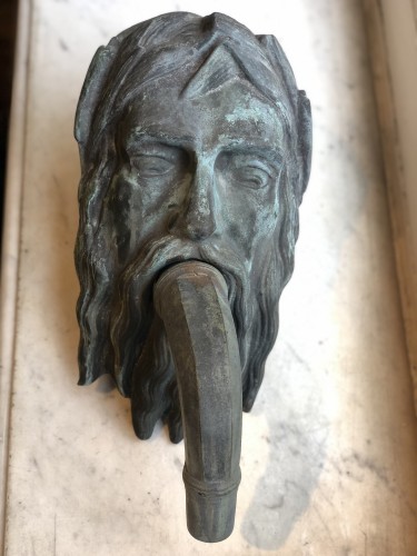 Antiquités - Bouche de fontaine en bronze, masque de Neptune