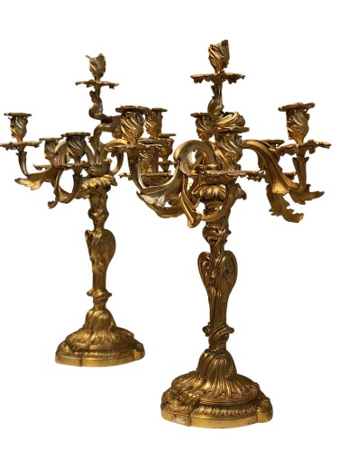 Paire de candélabres de style rocaille en bronze doré à 7 bras de lumière