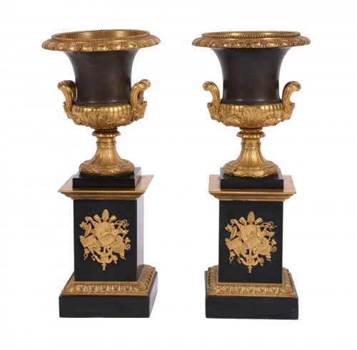 Paire de vases Medicis en bronze et marbre formant cache-pots d'époque Empire