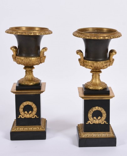 Paire de vases Medicis en bronze et marbre formant cache-pots d'époque Empire - Objet de décoration Style Empire