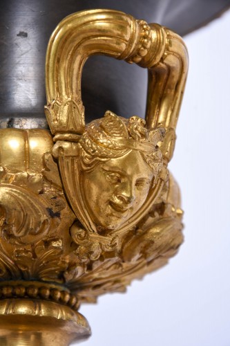 Paire de vases Medicis en bronze et marbre formant cache-pots d'époque Empire - Costermans Antiquités
