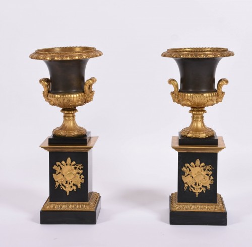XIXe siècle - Paire de vases Medicis en bronze et marbre formant cache-pots d'époque Empire