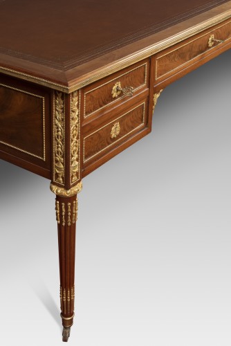 Mobilier Bureau et Secrétaire - Bureau plat Louis XVI en acajou