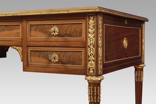 Bureau plat Louis XVI en acajou - Costermans Antiquités