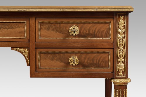 XVIIIe siècle - Bureau plat Louis XVI en acajou