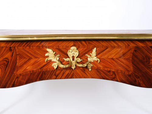 XVIIIe siècle - Bureau plat Louis XV en bois de violette