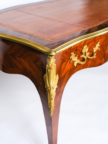 Louis XV - Bureau plat Louis XV en bois de violette