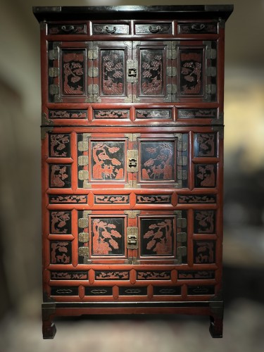 Lacquered wood three-tier cabinet, Korea 19th century - Asian Works of Art Style 