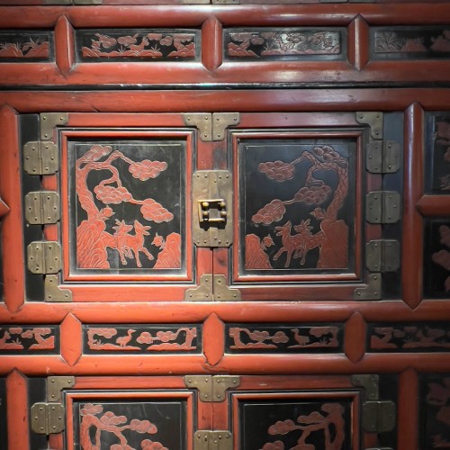 Cabinet à trois niveaux en bois laqué, Corée XIXe siècle - Cristina Ortega & Michel Dermigny