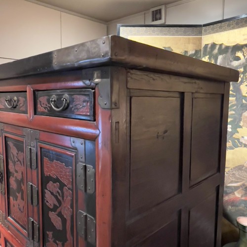 Cabinet à trois niveaux en bois laqué, Corée XIXe siècle - 