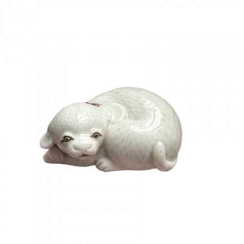 Netsuké Katabori en porcelaine de Hirado représentant un chien, Japon 19e siècle