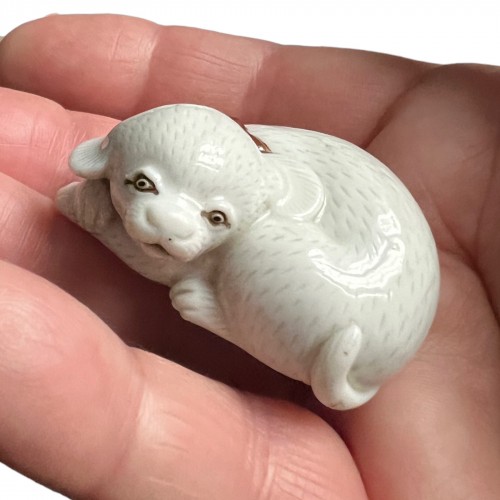 Netsuké Katabori en porcelaine de Hirado représentant un chien, Japon 19e siècle - Arts d