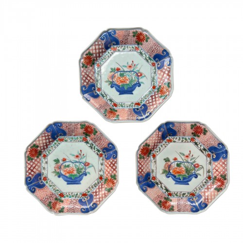 Ensemble de 3 assiettes Kenjo-Imari, Japon période Edo, XVIIIe siècle.