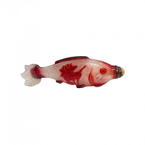 Red overlay glass snuff bottle depicting a fish, 19th century