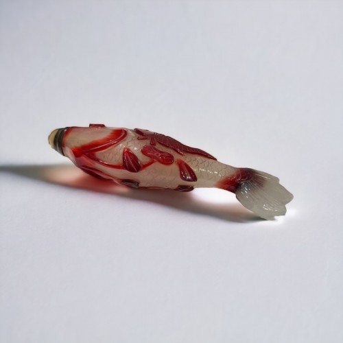 Tabatière en verre overlay rouge représentant un poisson, 19e siècle - Cristina Ortega & Michel Dermigny