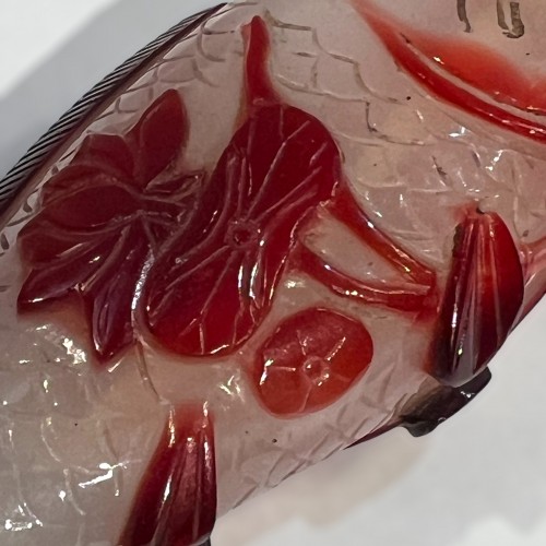 XIXe siècle - Tabatière en verre overlay rouge représentant un poisson, 19e siècle