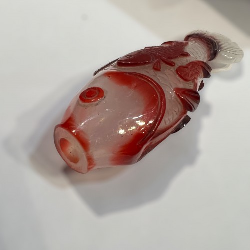 Tabatière en verre overlay rouge représentant un poisson, 19e siècle - 