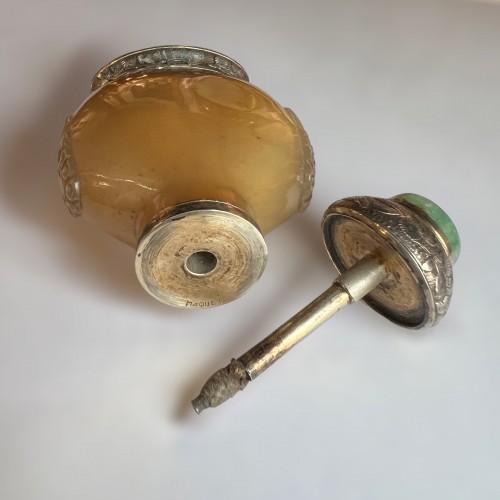 19th c, agate  Snuff bottle with a silver mount from Maison  Maquet  - 