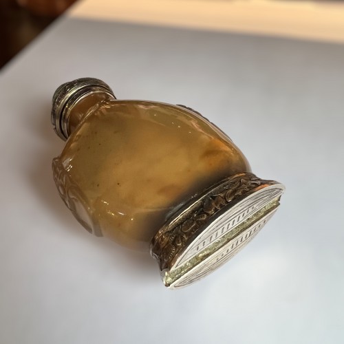  - 19th c, agate  Snuff bottle with a silver mount from Maison  Maquet 