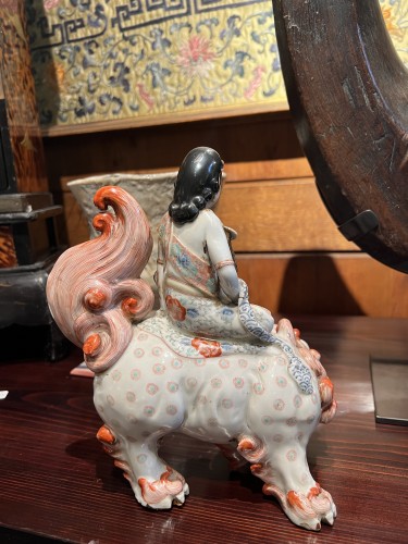 Japanese Kutani porcelain of Kannon riding a Shishi, 19th century - 