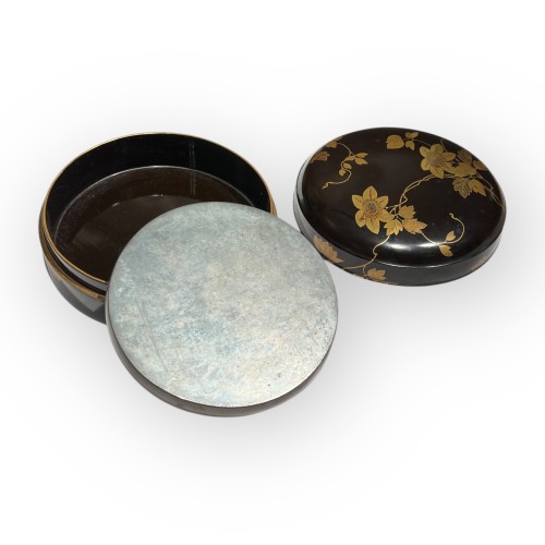 Miroir japonais en bronze et sa boite en laque, Japon époque Edo 18e siècle - Cristina Ortega & Michel Dermigny