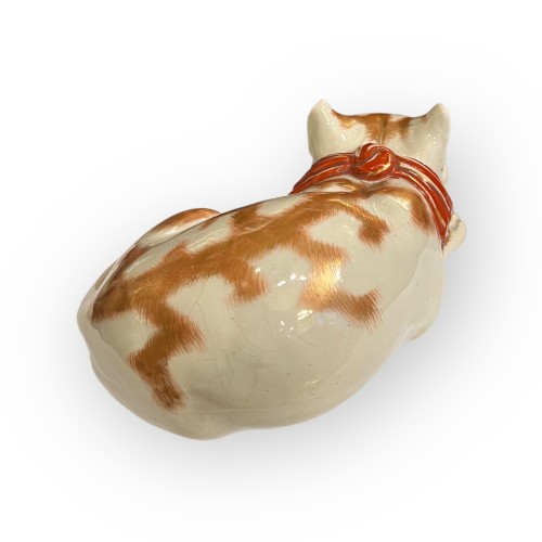 Chat endormi en porcelaine Nemuri Neko, Kutani, Japon époque Meiji - Arts d