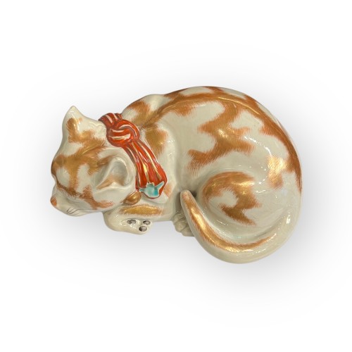 XIXe siècle - Chat endormi en porcelaine Nemuri Neko, Kutani, Japon époque Meiji