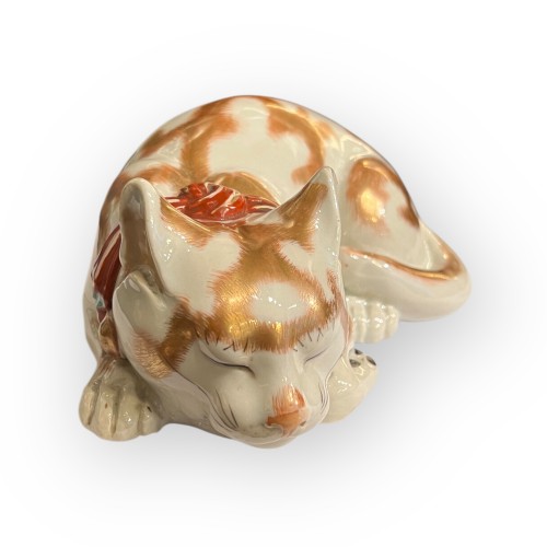 Chat endormi en porcelaine Nemuri Neko, Kutani, Japon époque Meiji - 