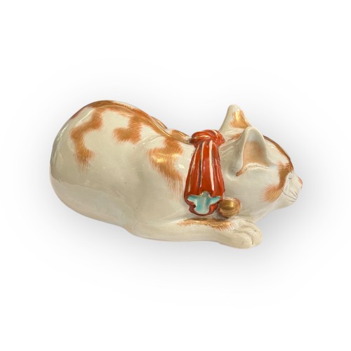  - Chat endormi en porcelaine Nemuri Neko, Kutani, Japon époque Meiji